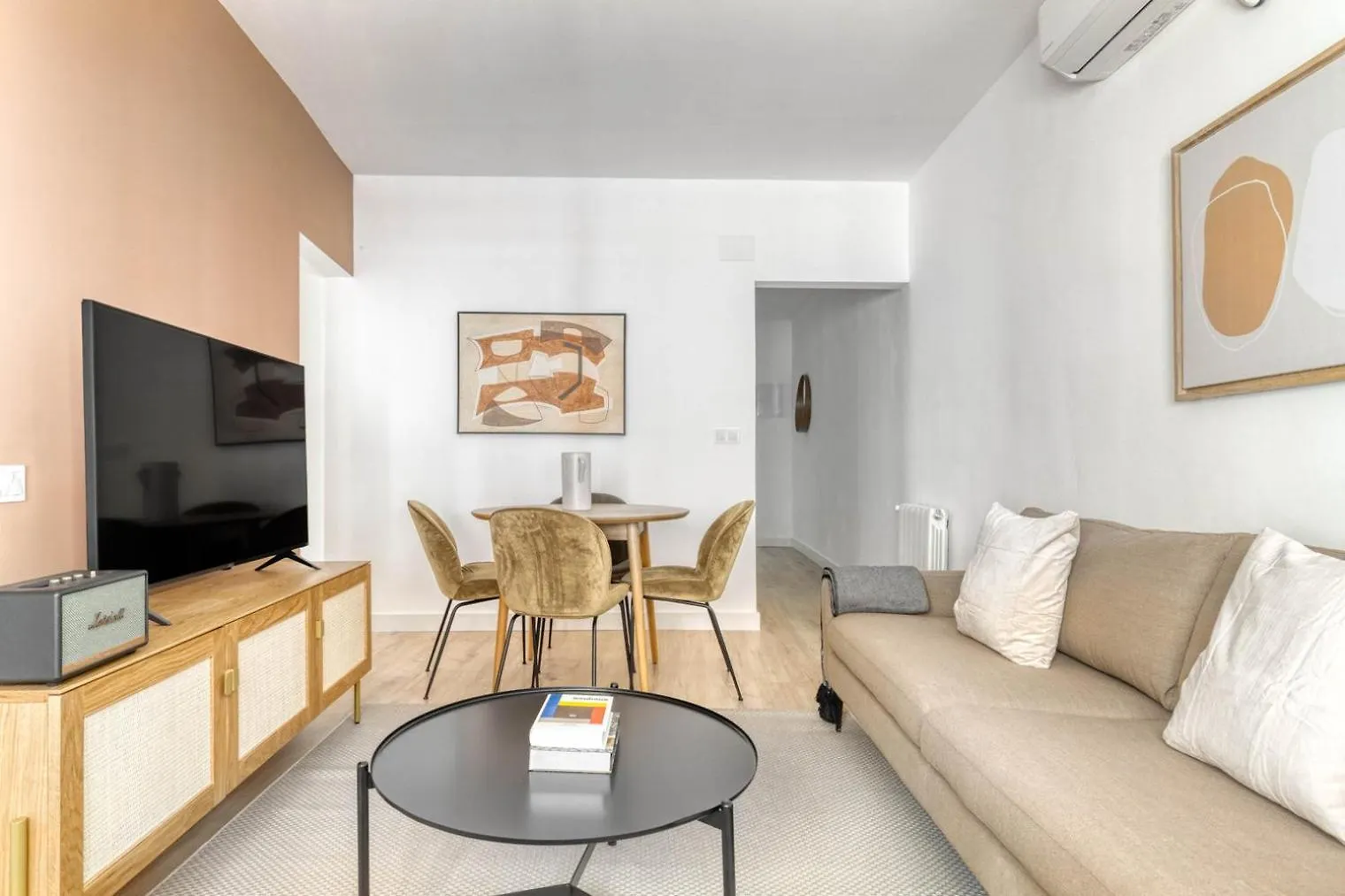 Blueground Vila De Gracia Furniture Decor Bcn-72 Barcelona