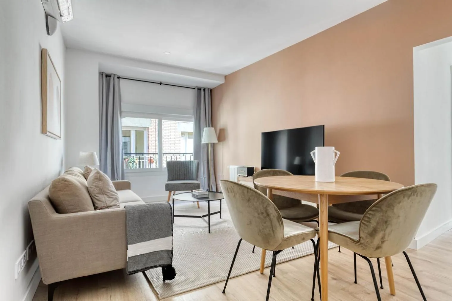 Blueground Vila De Gracia Furniture Decor Bcn-72 Barcelona